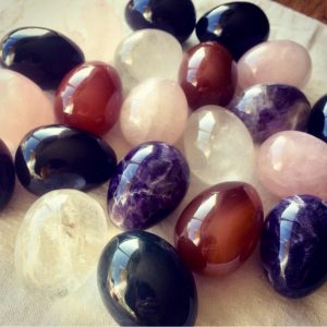 Huevos yoni de cristales naturales